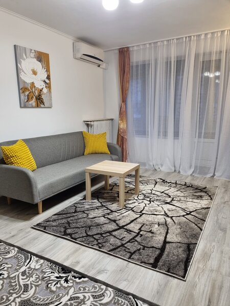 Piata Romana, proprietar inchiriez apartament renovat cu 2 camere