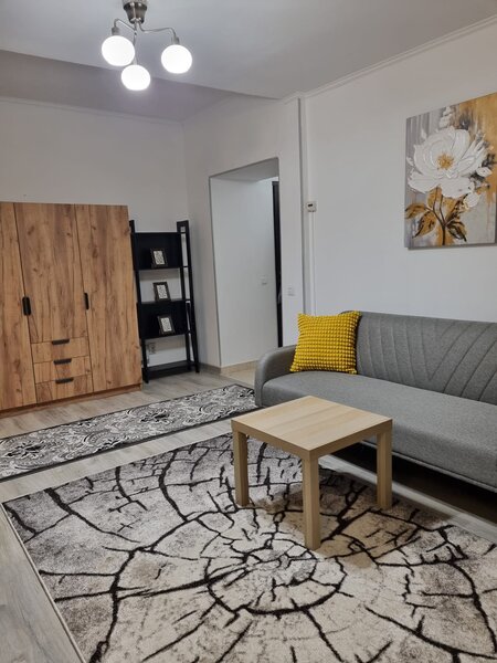 Piata Romana, proprietar inchiriez apartament renovat cu 2 camere